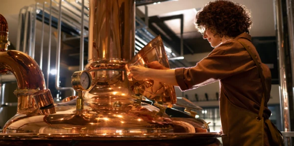 alambic en cuivre pour la distillation des huiles essentielles